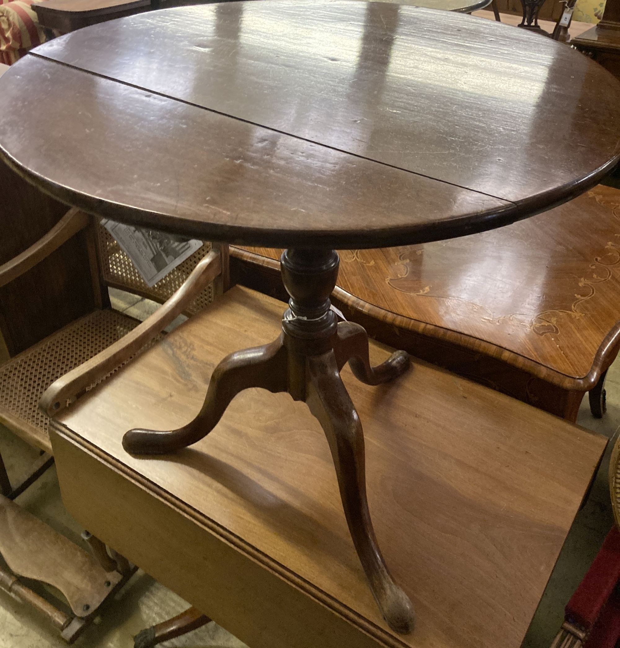 A George III mahogany circular tilt top tea table, 76cm diameter, height 71cm